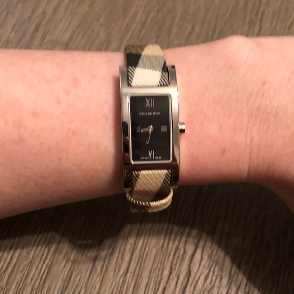 Authentic Burberry Check Band Women’s Watch - Picture 5 of 14